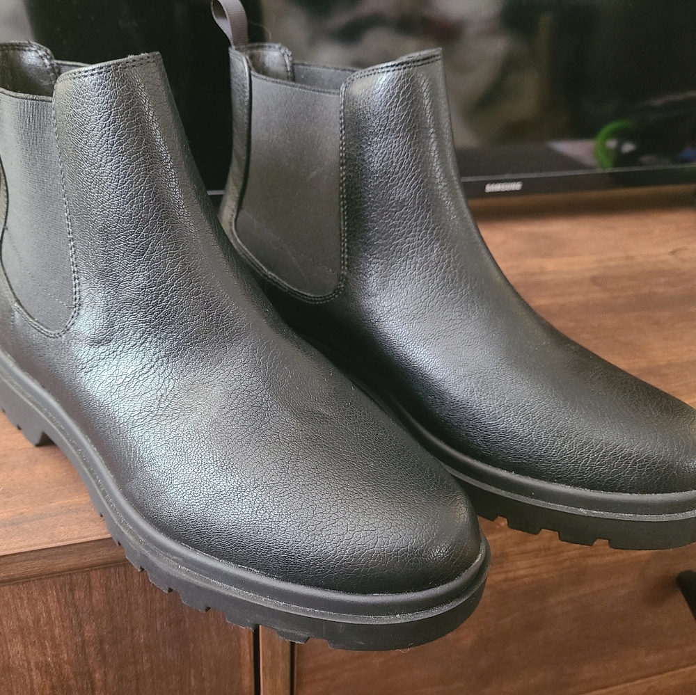 Leather booties 🖤 on trend lug sole 🖤 Chelsea